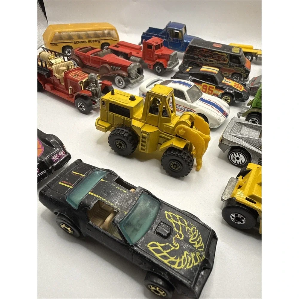 Lot Of 24 Vintage HOT WHEELS die cast cars trucks busses With Soft Case